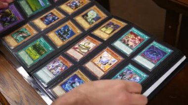 Pittsburgh, Pa - 30 Aralık 2018 - A ticaret kartı toplayıcı onun Yu-Gi-Oh kartları görünüyor