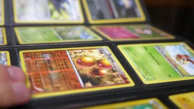 Pittsburgh, Pa - 30 Aralık 2018 - ticaret kartı toplayıcı Pokemon kartları yakından bakar