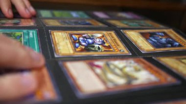 Pittsburgh, Pa - 30 Aralık 2018 - ticaret kartı toplayıcı bakar Yu-Gi-Oh kartları, yakın çekim