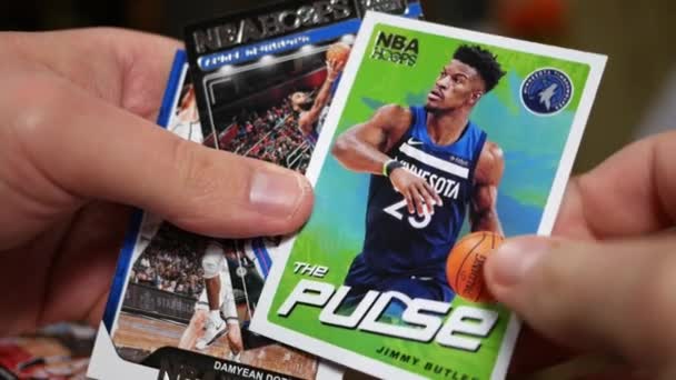 Pittsburgh Diciembre 2018 Hombre Tiene Tarjetas Baloncesto Nba Cerca — Vídeo de stock