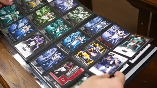 Pittsburgh Décembre 2018 Collectionneur Cartes Collectionner Regarde Ses Cartes Football — Video