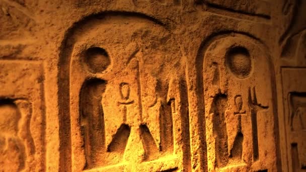 キャンドルに照らされた十戒の古代のエジプトのシンボルまたは古代の起源の別のオブジェクト — ストック動画