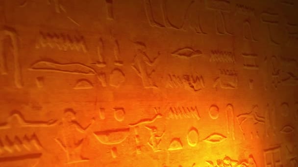 Ókori Egyiptomi Betűkkel Vagy Nyelvi Sírja Piramisok Belsejében Megvilágított Gyertyát — Stock videók