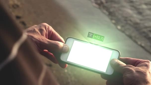 Homme Regarde Téléphone Futuriste Affichant Hologramme Une Valeur Boursière Croissante — Video