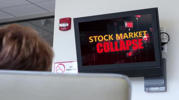 Žena Hodinky Novinová Zpráva Neúspěšné Akcií Tržní Ekonomiky Veřejné Hale — Stock video
