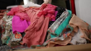 Giyim kadar kazık kavramı istifçilik yatak odası yatak üzerinde - yakın çekim