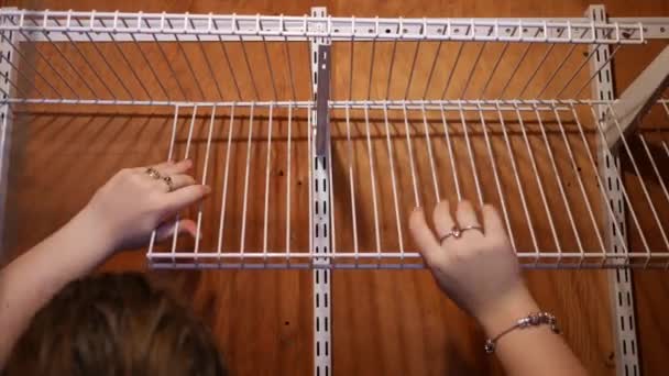 Una Donna Costruisce Uno Scaffale Stoccaggio Organizzazione Armadio Nella Sua — Video Stock