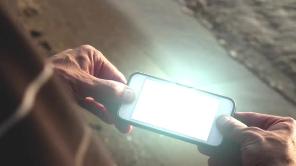 Glödande Futuristiska Smartphone Som Hålls Mannen Stranden Tech Concept — Stockvideo