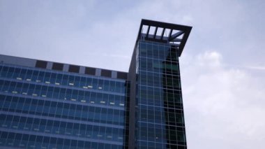 Bulut timelapse ile uğursuz akşam ortamda cam gökdelen vurdu