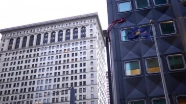 Amerikan bayrağı ile Pennsylvanian bayrağı sallayarak