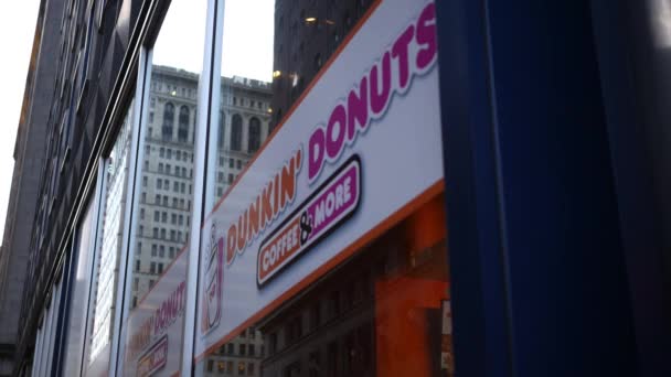 Pittsburgh Circa Febrero 2019 Dunkin Donuts Logo Escaparate Centro Ciudad — Vídeo de stock