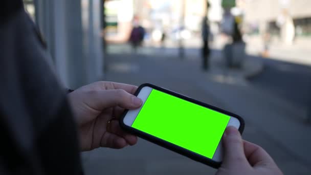 Mujer Mira Teléfono Inteligente Pantalla Verde Centro Ciudad Por Tarde — Vídeo de stock