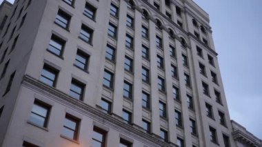 Kasvetli bulutlu akşam bir tan beyaz tuğla bina çekim kurulması