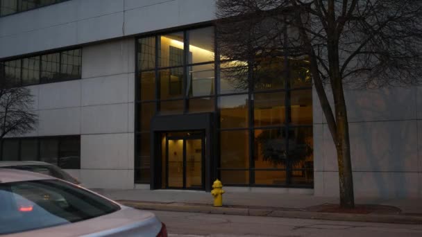 设立夜间大都会区通用企业大楼入口的拍摄 — 图库视频影像