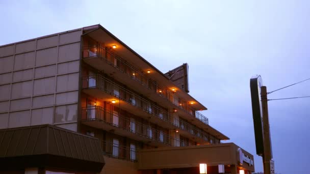 建立廉价汽车旅馆公寓大楼的晚间拍摄 — 图库视频影像