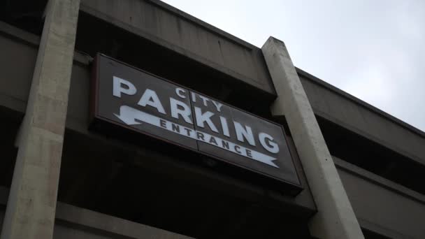 Parking Miejski Znak Wejściowy Garażu Pochmurny Wieczór — Wideo stockowe