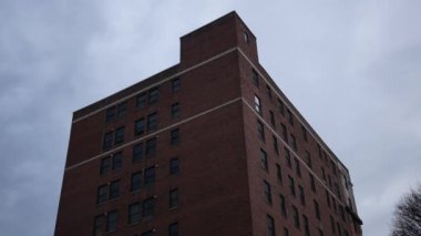 Kırmızı tuğla bina üzerinde bulutlu akşam görüntüsünü oluşturma