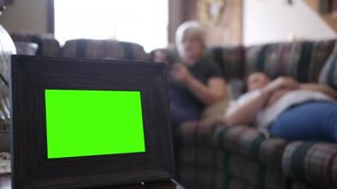 Oturma odasında masada yeşil ekran resmi