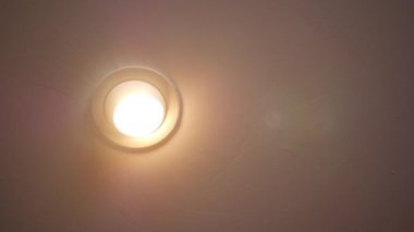 Oturma odasında spot ışık saçar