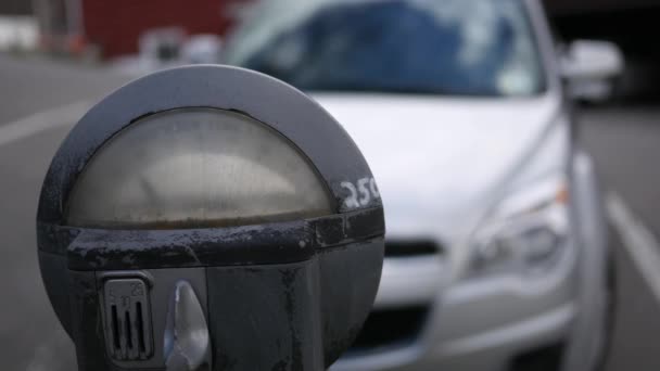 Parkeermeter Kleine Amerikaanse Stad Met Auto Achtergrond — Stockvideo