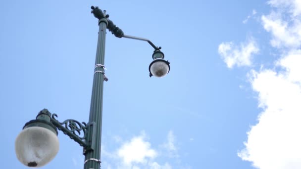 Zeitraffer Über Grüne Straßenlaterne Mit Wolken Über Dem Kopf — Stockvideo