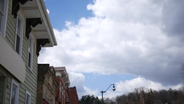 Acercándose Las Nubes Ominosas Sobre Pequeña Ciudad — Vídeos de Stock
