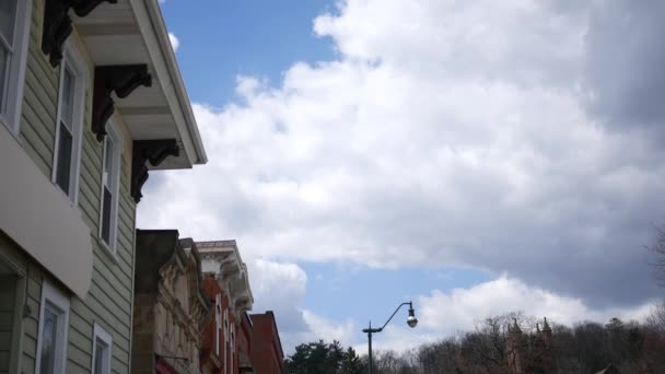 Het Naderen Van Dreigende Wolken Kleine Stad — Stockvideo