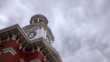 Çan Kulesi belediye binası üzerinde bulutlu gökyüzü hızlandırılmış