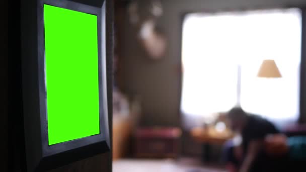 Groen Schermfoto Frame Opknoping Pijler Woonkamer Met Vrouw Achtergrond — Stockvideo