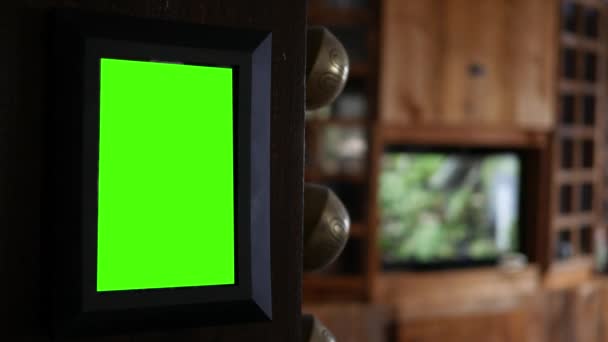 Green Screen Bilderrahmen Hängen Auf Säule Wohnzimmer Mit Fernseher Spielen — Stockvideo