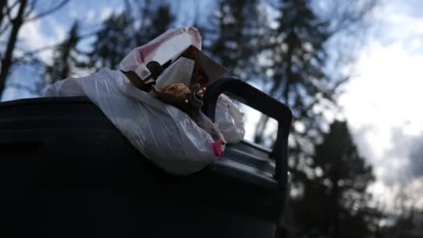 Timelapse Van Trash Kan Met Wolken Passeren Achtergrond — Stockvideo