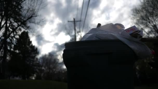 Waktu Sampah Dapat Dengan Awan Lewat Latar Belakang — Stok Video