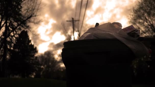 Timelapse Van Trash Kan Met Wolken Passeren Achtergrond Schemering Achtergrond — Stockvideo