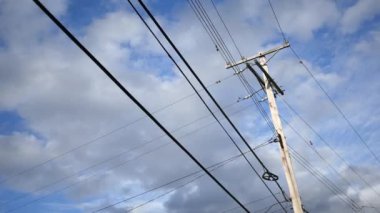 Gökyüzü arka plan üzerinde telefon direği elektrik hatları timelapse
