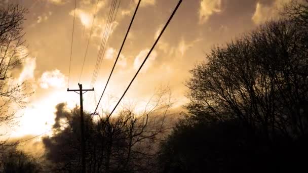 Timelapse Telefonstolpe Elektriska Ledningar Över Himmel Bakgrund Kväll Solar — Stockvideo