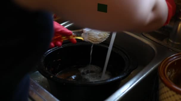 Usando Uma Escova Esfregar Para Lavar Pote Barro Uma Pia — Vídeo de Stock