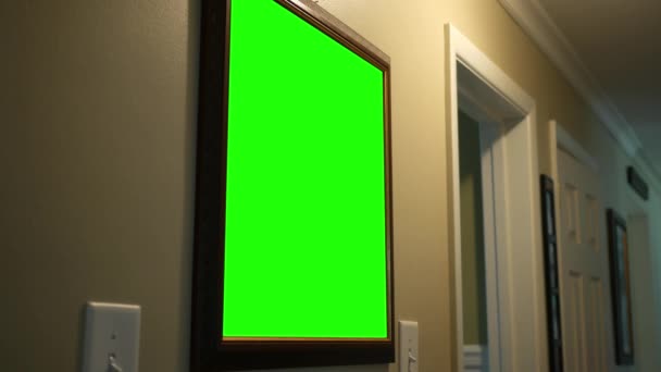 男人走在绿色屏幕图片前在家里 — 图库视频影像