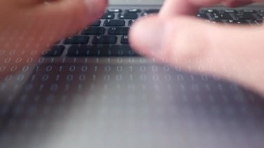 Parmaklar mousepad'i çalıştırın ve dijital ikili kod kaplaması ile dizüstü bilgisayarda yazın
