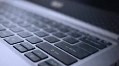 Parmak, ikili kod kaplaması ile dizüstü bilgisayarda enter düğmesine önemli ölçüde basar