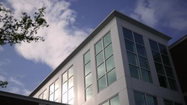 Modern ofis binası üzerinde sinematik sabah timelapse