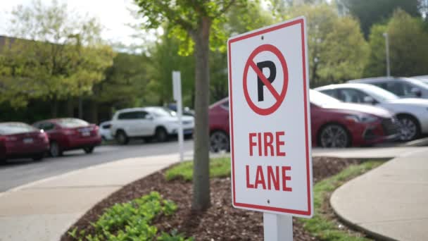 Hay Estacionamiento Fire Lane Disparo — Vídeo de stock