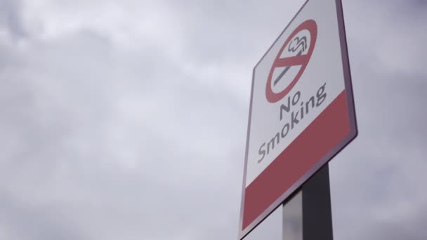 Cigarett Logo Rökning Post Över Dramatiska Himmel Bakgrund Alt — Stockvideo