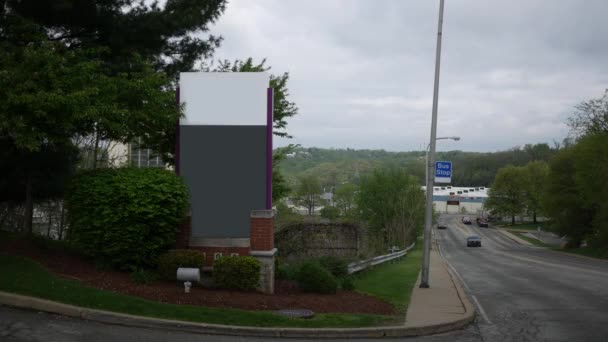 企业停车场附近的空白通用标牌 — 图库视频影像