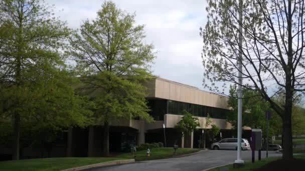 Establishing Shot Tan Corporate Building Overcast Day — Stock Video