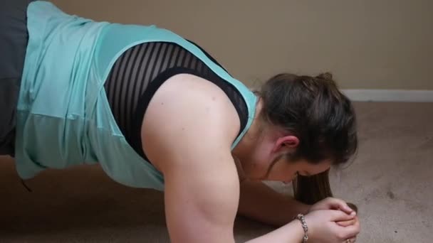 Eine Frau Macht Bretter Für Ein Workout — Stockvideo