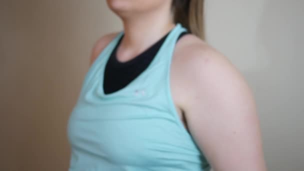 一个女人在锻炼前伸展手臂 — 图库视频影像
