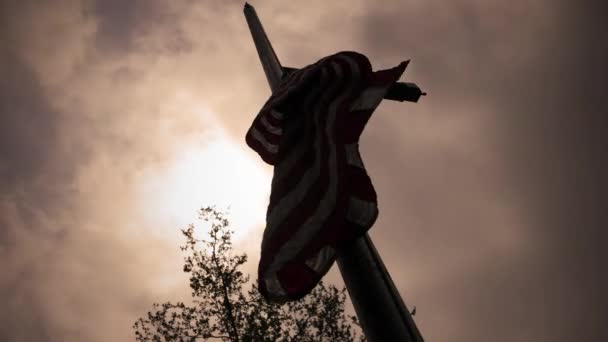 Bandeira Cinematográfica Levantada Meio Caminho Com Fundo Sol Versão Cinematográfica — Vídeo de Stock