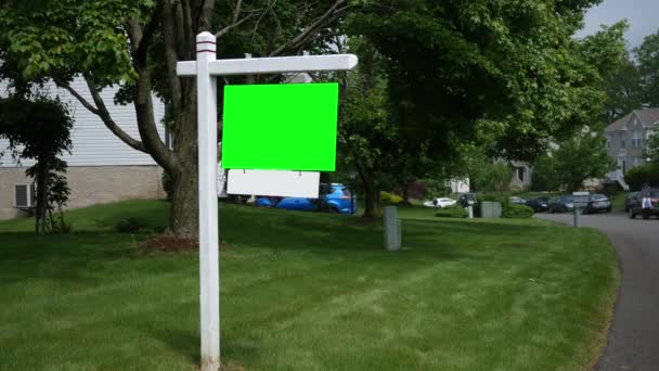 绿屏房地产在郊区销售标志 — 图库视频影像
