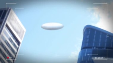 Bir UFO gökdelenler yakınlarındaki bir şehirde görünür-Handheld görüntüleri-v3