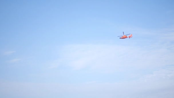 Helicóptero Americano Eurocopter Dolphin Coast Guard Que Rodea Una Playa — Vídeo de stock